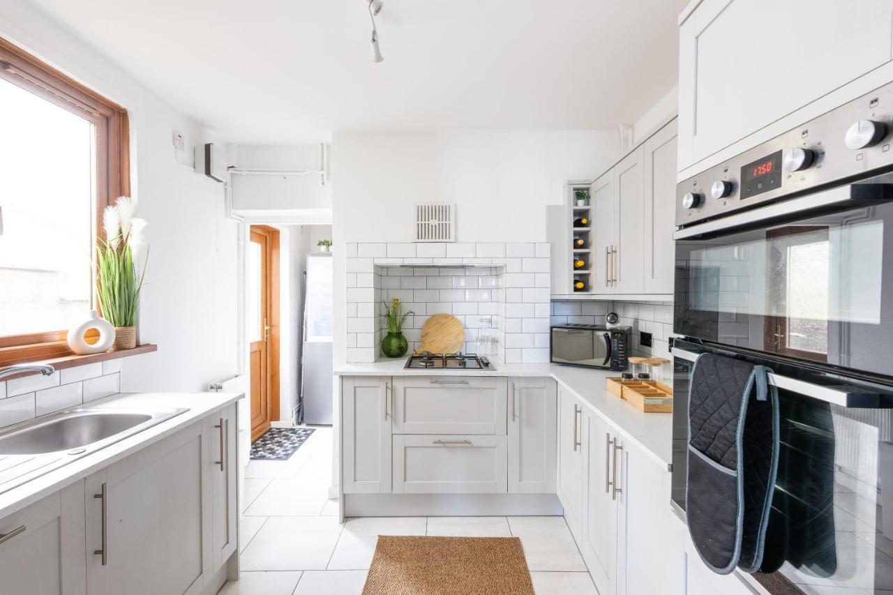 Levi Suite By Koya Homes - 3-Bedroom Home, Downtown Cardiff, Free Parking エクステリア 写真